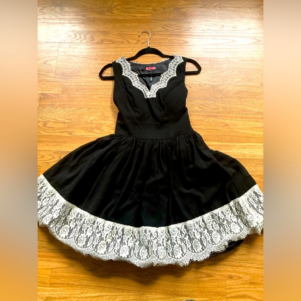 Chi Chi of London 🖤🤍🖤 black and white lace party dress